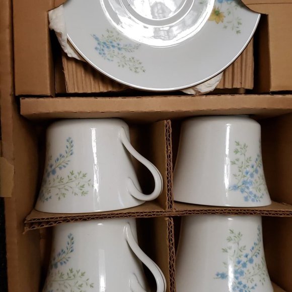 Fine China Tea Set - Picture 1 of 3